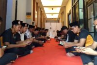 Suasana doa bersama yang dilakukan oleh personel Polres Trenggalek di lobby Mapolres Trenggalek.