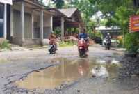 Jalan rusak di Desa Senden Kampak Trenggalek rusak parah, warga sekitar pasang baliho protes ke Pemerintahan.