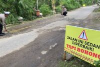 Kepolisian dari Satuan Lalu Lintas Polres Trenggalek melakukan memetakan kondisi jalan di Desa Senden, Kecamatan Kampak usai warga protes kerusakan jalan.