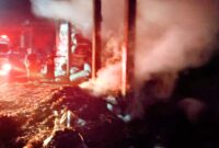 Situasi kebakaran yang melanda gudang penyulingan daun cengkeh di Kecamatan Watulimo.