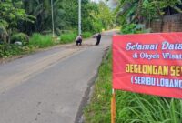 Ilustrasi jalan penghubung antara dua Kecamatan yang berada di Desa Senden, Kecamatan Kampak, Trenggalek nampak mengalami rusak parah dan warga memasang baliho berupa sindiran ke Pemerintah Daerah.