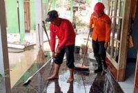 Pembersihan material lumpur akibat banjir rumah warga Desa Ngares Kecamatan Trenggalek Kabupaten Trenggalek oleh tim BPBD beserta masyarakat setempat