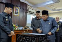 Ketua DPRD Trenggalek Doding Rahmadi (kanan) menandatangani draf APBD tahun 2025 yang disaksikan oleh Bupati Trenggalek Mochamad Nur Arifin (kiri).