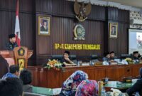 Bupati Trenggalek beri sambutan saat hadiri rapat Paripurna pengesahan APBD tahun 2025.