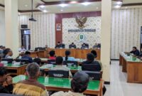 Suasana rapat dengar pendapat warga Ngares yang terdampak melubernya air Sungai Temon.