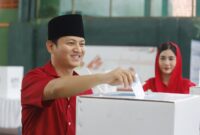 Saat Bupati Trenggalek Mochamad Nur Arifin bersama istrinya memasukkan surat suara ke kotak suara. (Foto: Prokopim TGX)
