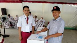KPPS di TPS 2 Desa Buluagung, Kecamatan karangan, Trenggalek tengah mendampingi masyarakat memasukkan surat suara ke kotak suara.