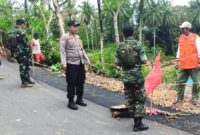 Tim gabungan berikan tali pembatas pada jalan yang mengalami longsor.