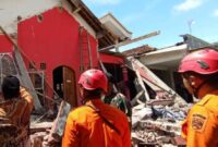 BPBD Trenggalek melakukan evakuasi pada bangunan rumah yang roboh