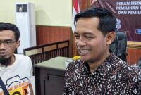 Imam Nurhadi, Komisioner KPU Trenggalek Divisi Sosialisasi Pendidikan, Pemilih dan Sumber Daya Manusia (Baju Batik).