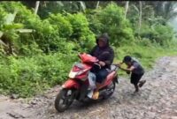 Gambaran jalan di kawasan Hutan Plumpit, jalur penghubung antara Kecamatan Dongko dengan Kecamatan Munjungan yang terlihat rusak parah dan membahayakan pengguna jalan.