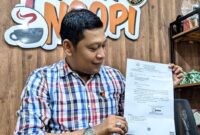 Kasatreskrim Polres Trenggalek AKP Zainul Abidin tunjukan surat keterangan dari Kejaksaan Negeri Trenggalek.