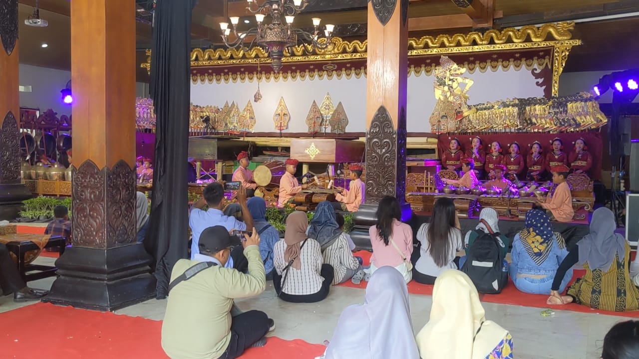 Penampilan karawitan anak-anak dari SDN 1 Dongko