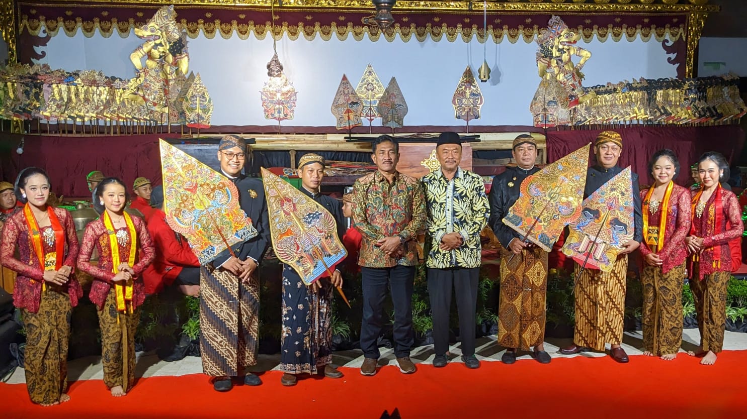Kepala Dinas Pariwisata dan Kebudayaan Kabupaten Trenggalek foto bersama Ketua Pepadi Jatim