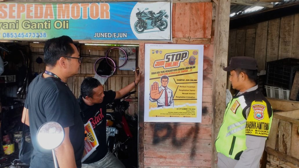 Selain dibagikan, pamflet bahaya judi online juga ditempat di tempat-tempat yang biasanya digunakan untuk berkumpul.