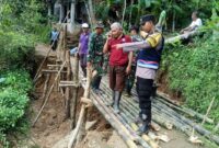 Pihak kepolisian meninjau seberapa parah dampak bencana longsor yang terjadi di wilayah Kecamatan Panggul.