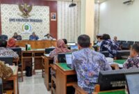 Suasana rapat kerja antara Komisi III DPRD Trenggalek dengan Dinas PKPLH.