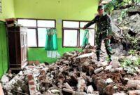 Tim gabungan yang terdiri dari TRC-PB BPBD Kecamatan Panggul, Babinsa, Bhabinkamtibmas, serta masyarakat sekitar coba bersihkan material longsor dengan alat seadanya.