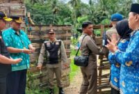 Saat petugas dari Satpol PP Trenggalek dan Dinas Dinas Perikanan Trenggalek membuka segel dua tambak udang.