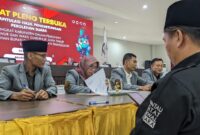 Ketua KPU Trenggalek Istatiin Nafiah (Tengah) beserta seluruh komisioner KPU Trenggalek tanda tangani SK hasil rekapitulasi tingkat kabupaten.
