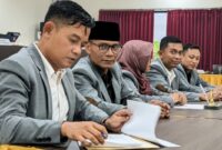 Komisioner KPU Trenggalek Imam Nurhadi (paling kiri) saat tengah menandatangani SK hasil rekapitulasi tingkat kabupaten, pada Rabu (4/12/2204).