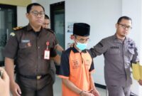 Saat terdakwa IS digiring keluar dari Kejaksaan Negeri Trenggalek.