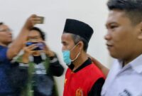 Saat IS alias Supar keluar dari ruang sidang usai jalani sidang pertama dengan agenda pembacaan dakwaan.