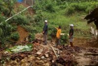 Tim gabungan mengidentifikasi tingkat keparahan pergerakan tanah longsor yang menimpa rumah Ibu Tukini warga RT 24 RW 05, Dusun Sonokulon, Desa Ngrambingan Kecamatan Panggul Kabupaten Trenggalek.