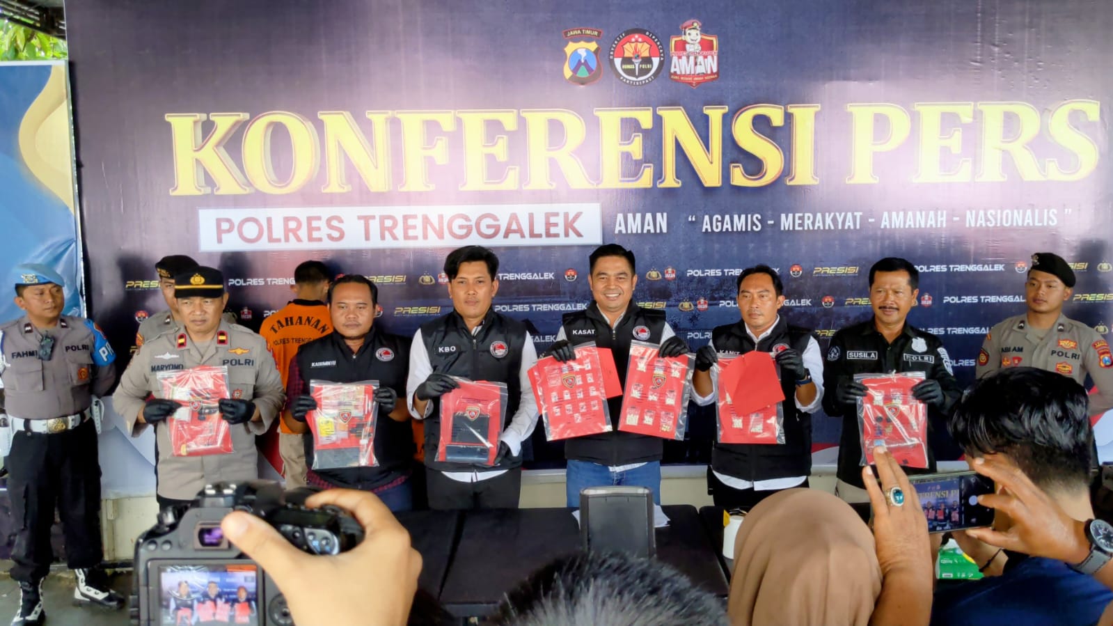 Satresnarkoba Polres Trenggalek tunjukkan barang bukti saat pers rilis di halaman Polres Trenggalek.