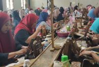 Pekerjaan di sebuah pabrik rokok di Trenggalek tengah berkerja.