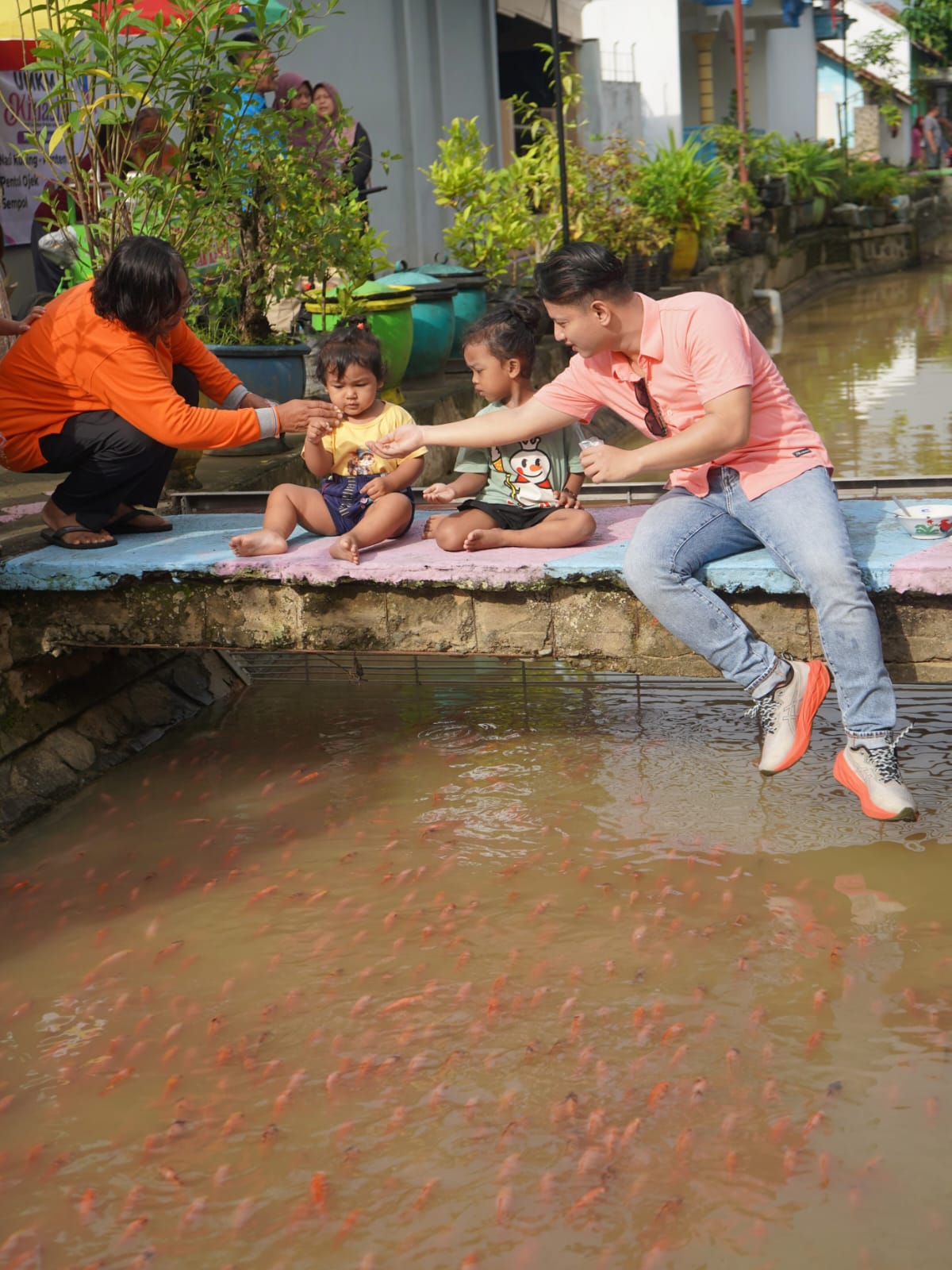 Bupati Trenggalek ajak anak-anak cintai lingkungan dengan cara memberi makan ikan di sungai.