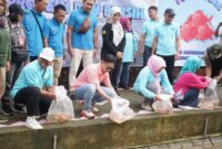 Saat Bupati Trenggalek Mochamad Nur Arifin dan OPD terkait lepas bibit ikan di sungai.