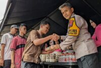 Kapolres Trenggalek AKBP Indra Ranu Dikarta berikan ratusan paket makanan bergizi untuk masyarakat sekitar dan pelajar usai sholat Jumat.