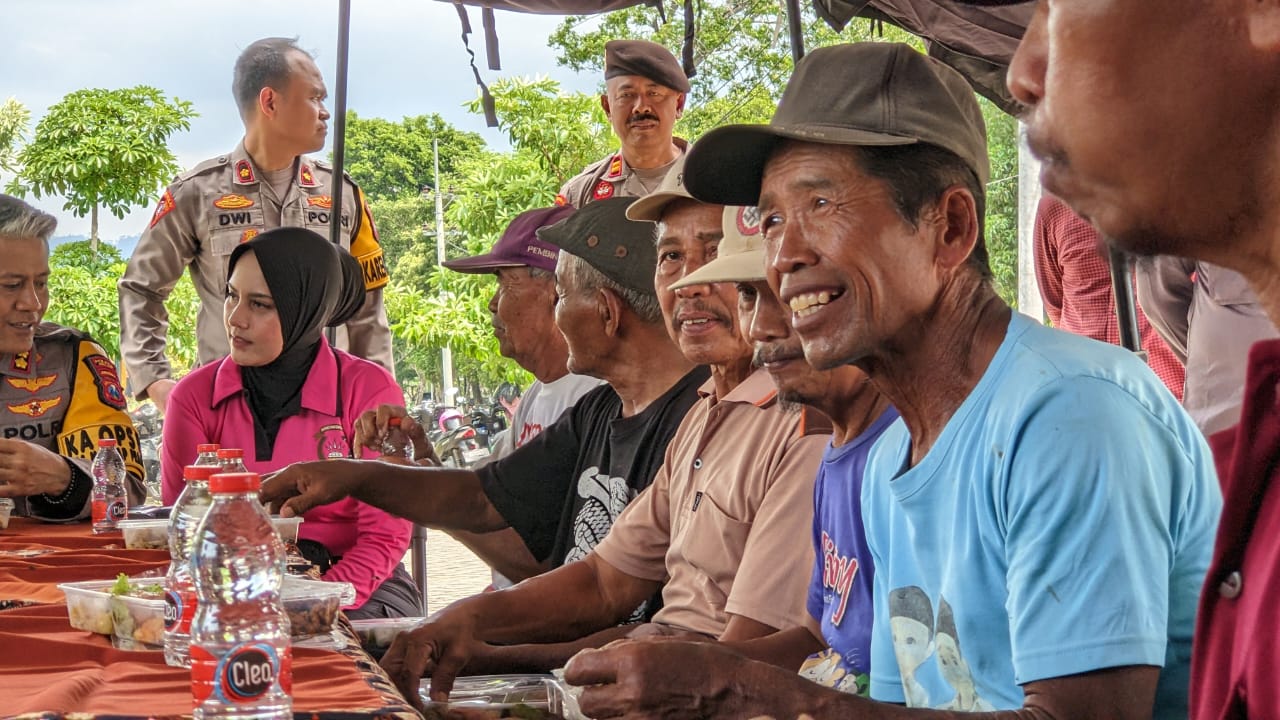 Senyum bahagia penerima paket makanan bergizi dari Polres Trenggalek.