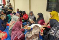 Tim gabungan memasak didapur umum yang didirikan di kantor Dinsos Trenggalek.