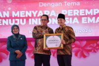 Bupati Trenggalek Mochamad Nur Arifin menerima penghargaan dari (Pj) Gubernur Jawa Timur, Adhy Karyono. (Prokopim TGX)