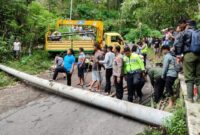 Pihak kepolisian dibantu warga menyingkirkan betom dari tengah jalan, agar bisa dilalui kendaraan kembali.