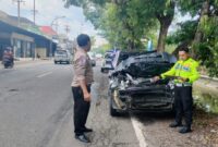 Polisi melakukan olah TKP kecelakaan lalu lintas tabrakan beruntun yang terjadi di Desa Durenan, Kecamatan Durenan, Kabupaten Trenggalek.