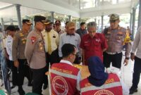 Kapolres Trenggalek, AKBP Indra Ranu Dikarta meninjau langsung proses pemeriksaan urin pada sopir bus di Terminal.