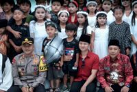 Foto bersama antara jemaat Gereja dengan Forkopimda Kabupaten Trenggalek