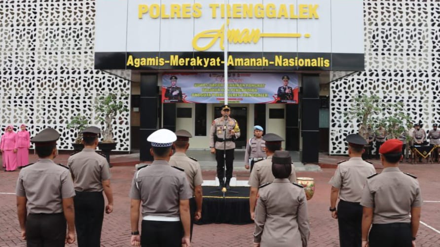 Kapolres Trenggalek AKBP Indra Ranu Dikarta beri pengarahan pada 65 personel yang mendapat kenaikan pangkat. (Foto : Website Polres Trenggalek)
