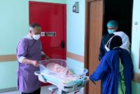 Bayi perempuan di RSUD dr. Soedomo Trenggalek mendapat perawatan.