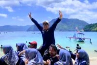 Suasana outbound di Pantai Pasir Putih Karanggongso.