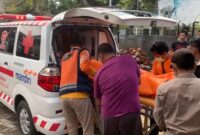 Saat jenazah S(60) dimasukin ke Ambulan untuk dibawa ke RSUD dr. Soedomo Trenggalek.