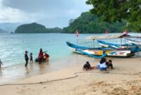 Situasi Pantai Pasir Putih Karanggongso nampak lengang saat libur Nataru