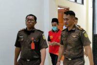 Doc. Imam Syafii alias Supar keluar dari ruang persidangan di Pengadilan Negeri Trenggalek.