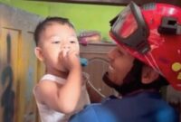 Situasi penyelamatan Damkar Trenggalek terhadap balita berumur dua tahun yang terkunci dalam kamar dengan hanya ada kakak dan nenek di rumah