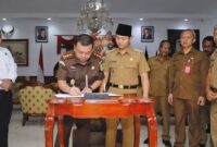 Bupati Trenggalek dan Kepala Kejaksaan Negeri Trenggalek tandatangani MoU atau nota kesepakatan di Ruang Paringgitan, Pendopo Trenggalek. (Gambar : Prokopim TGX)