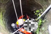 Proses evakuasi lansia di Dusun Gebang, Desa Ngadirejo, Kecamatan Pogalan yang ditemukan meninggal dunia tercebur sumur.