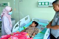 Dokter Spesialis Anak RSUD dr. Soedomo Trenggalek, dr. Dana Sumanti, Sp.A tengah memeriksa kesehatan pasien yang menjalani rawat inap.